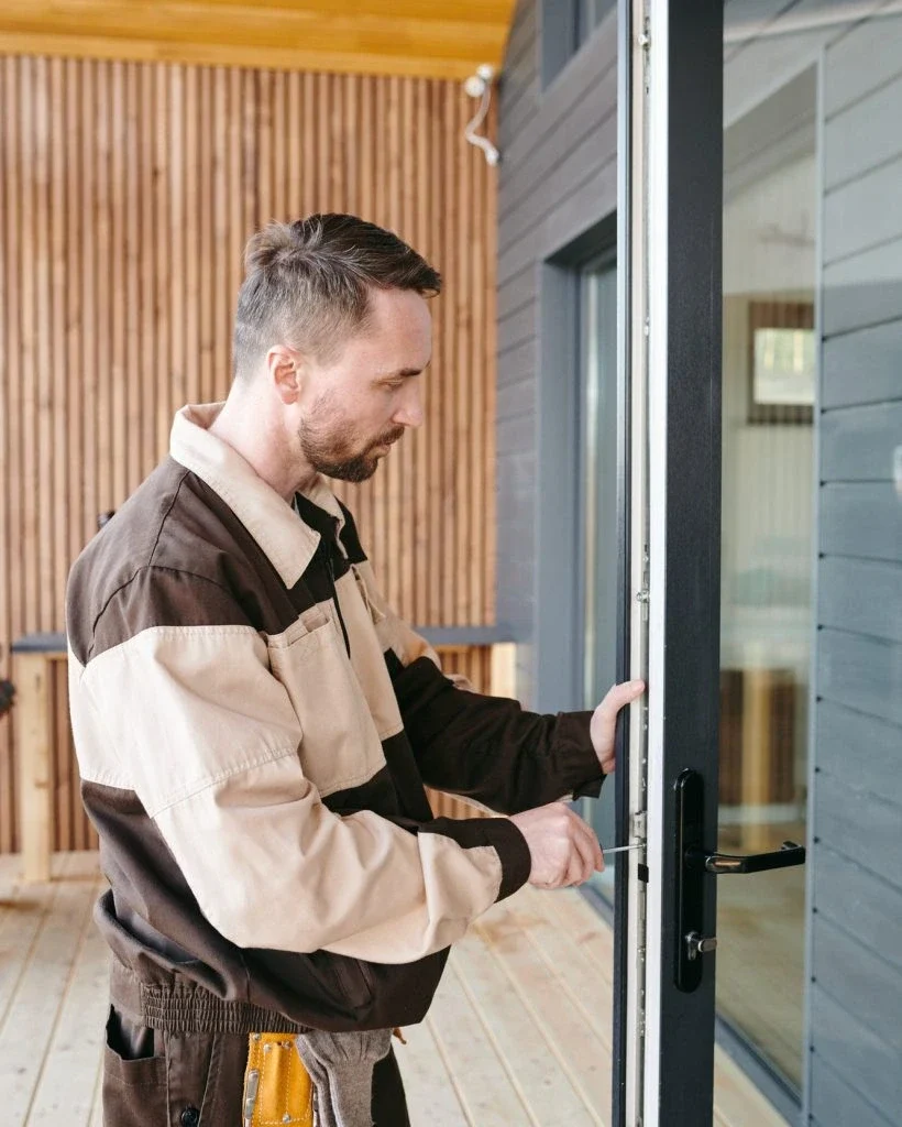 young-repairman-fixing-lock-in-large-transparent-door-rkbewyp5few7f9m33vkusucupe6yzbtcqdw8g50npc-ezgif.com-optiwebp